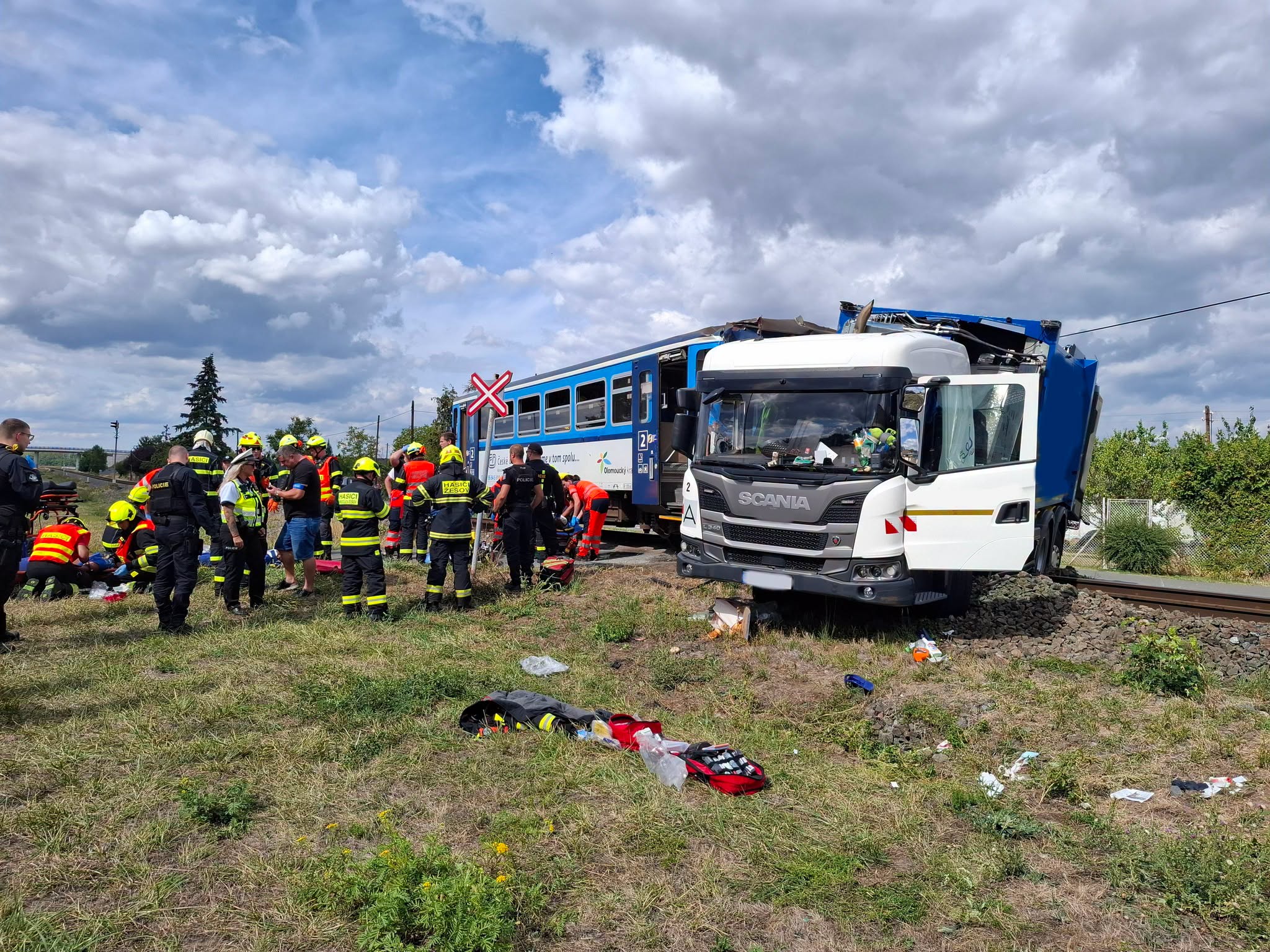 Motorák se srazil s popelářským autem: 7 zraněných
